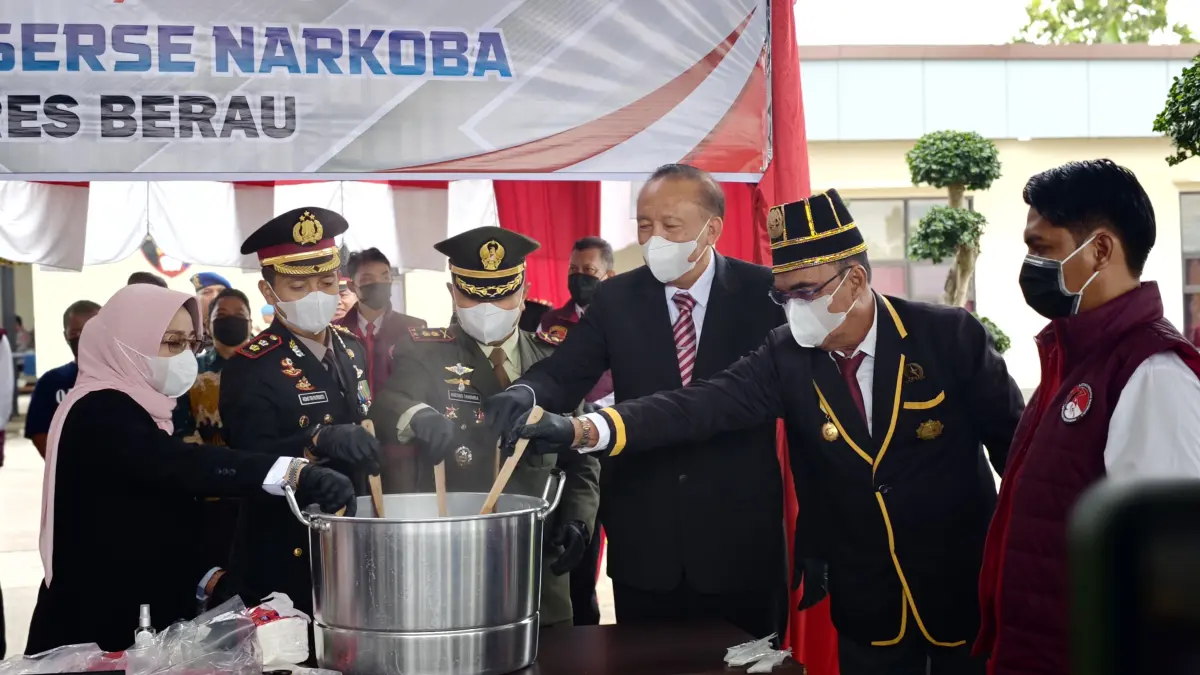 MUSNAHKAN: Kapolres Berau, AKBP Ridho Tri Putranto pimpin pemusnahan narkoba 10 kg di halaman Mapolres Berau. (ARTA KUSUMA YUNANDA/BP)