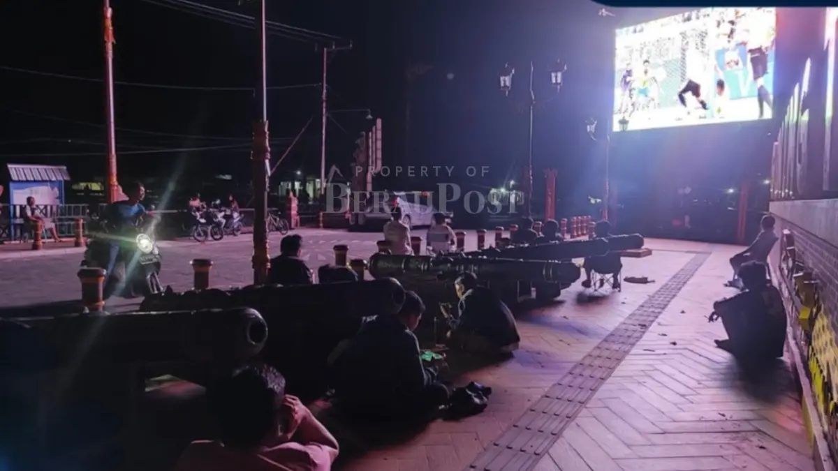 NONTON BARENG: Warga antusias menyaksikan bareng Piala Dunia di videotron depan Museum Gunung Tabur yang digelar Diskominfo. (IZZA/BP)