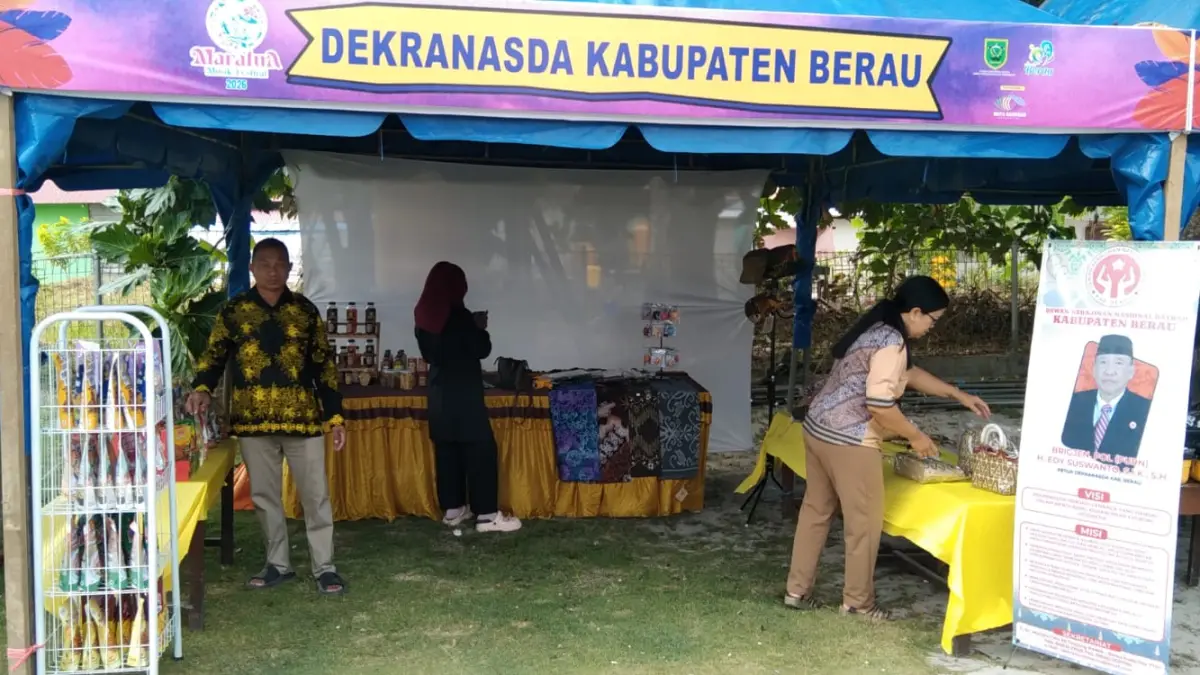 PRODUK LOKAL: Pada pagelaran Maratua Musik Festival (MMF) 2026, terdapat pula jejeran stan pelaku UMKM yang dapat dinikmati wisatawan. (SENO/BP)
