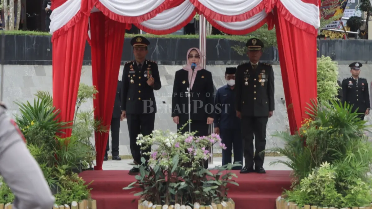 UPACARA BHAYANGKARA: Bupati Berau Sri Juniarsih saat menjadi inspektur upacara peringatan Hari Bhayangkara ke-80 di halaman Mapolres Berau, Rabu (1/7).&nbsp; (MARNI/BP)