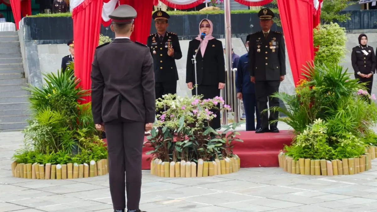 UPACARA: Bupati Berau, Sri Juniarsih, memimpin upacara peringatan Hari Bhayangkara ke-80 di Mapolres Berau kemarin. (ARTA KUSUMA YUNANDA/BP)