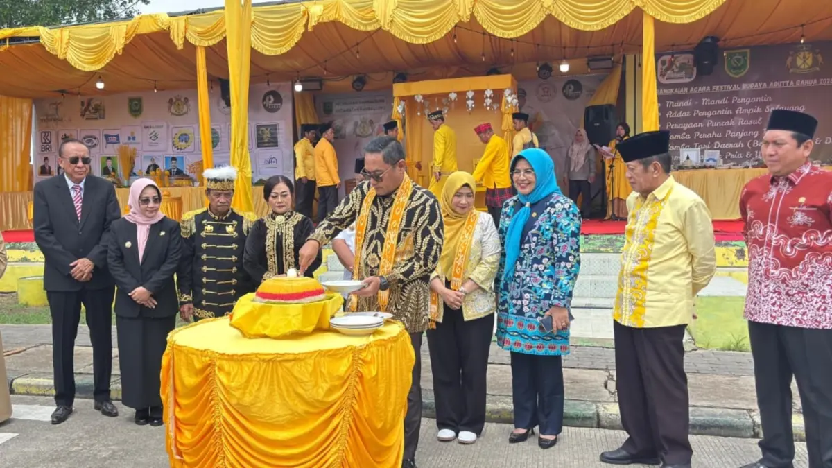 WARISAN BUDAYA: Wakil Gubernur Kaltim, Seno Aji, menghadiri Festival Abutta Banua sebagai bentuk dukungan terhadap pelestarian budaya di Berau. (MARNI/BP)