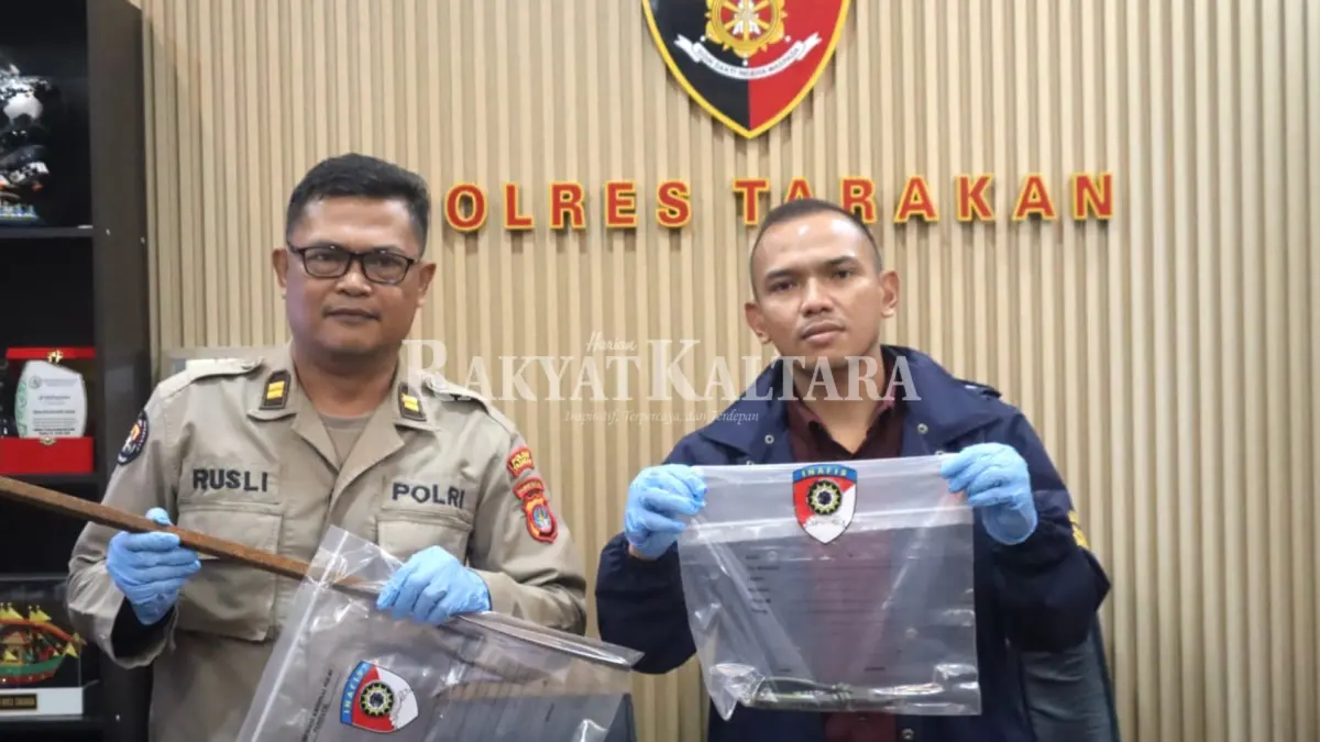 BARANG BUKTI: Polisi mengamankan barang bukti dugaan penganiayaan, Kamis (2/7). (SEPTIAN ASMADI/HRK)