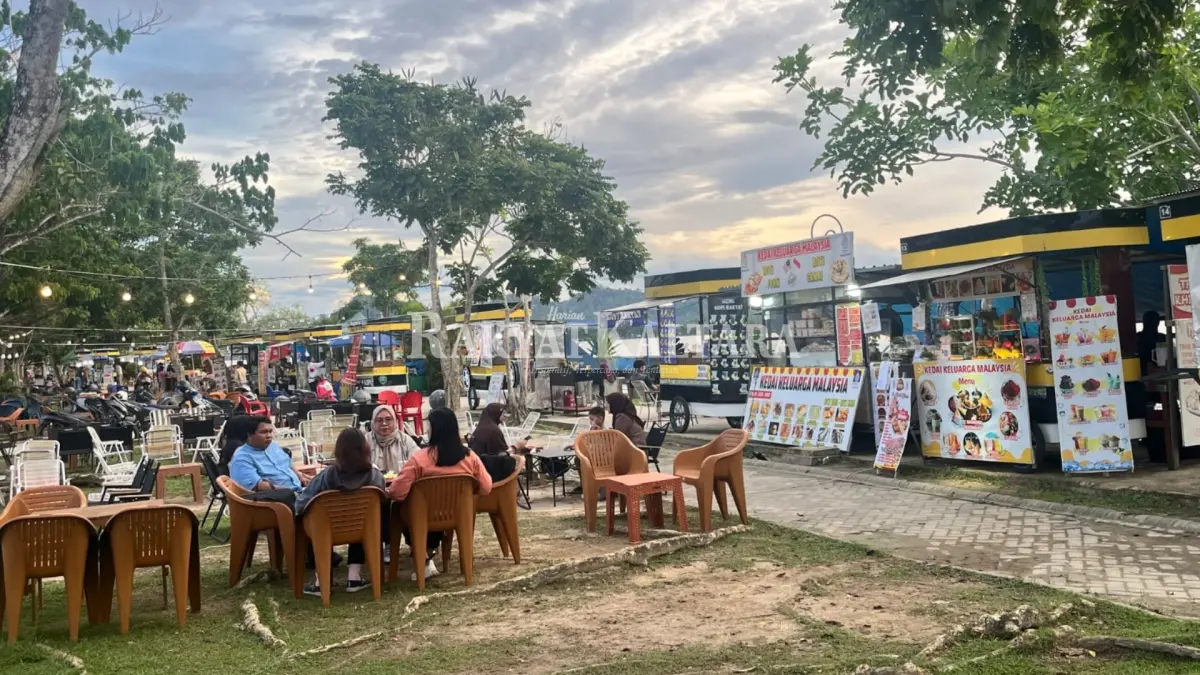 PENGGERAK EKONOMI: Pemkab Bulungan menggratiskan lapak bagi para pelaku UMKM yang berjualan di kawasan Tepian Sungai Kayan, Jalan Katamso, Tanjung Selor. (FAISAL/HRK)