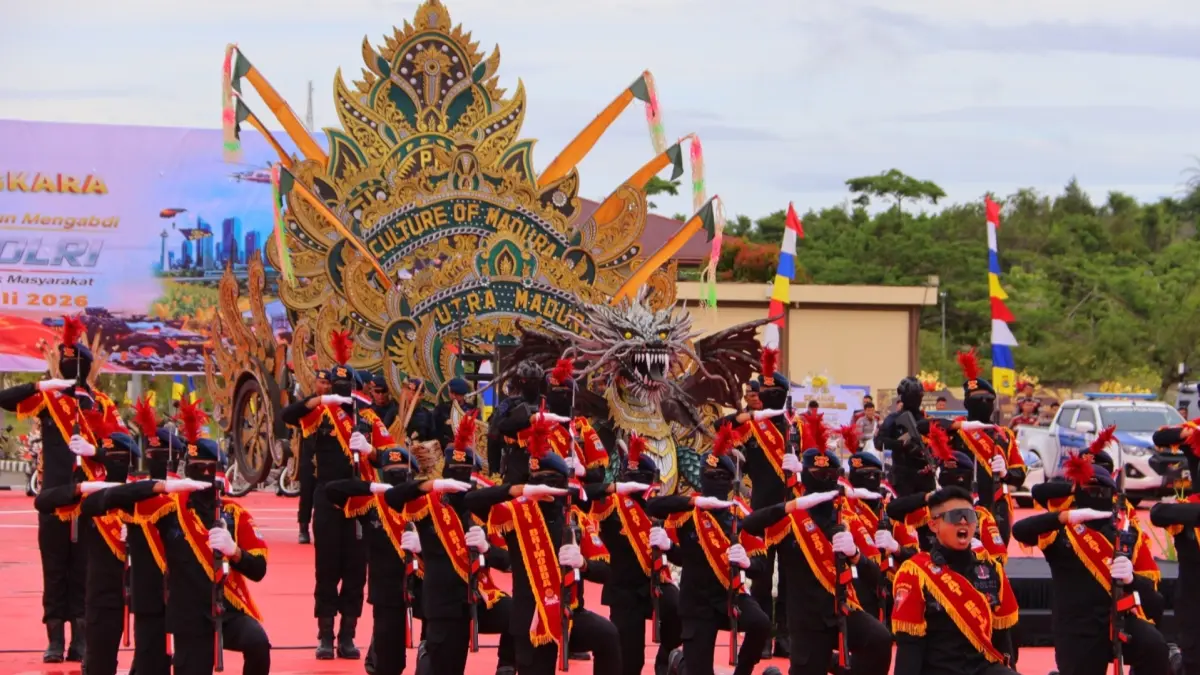 POLRI UNTUK MASYARAKAT: Persembahan tari yang dibawakan personel Polda Kaltara saat peringatan HUT Bhayangkara ke-80 di Makopolda Kaltara, Rabu (1/7). (POLDA KALTARA)