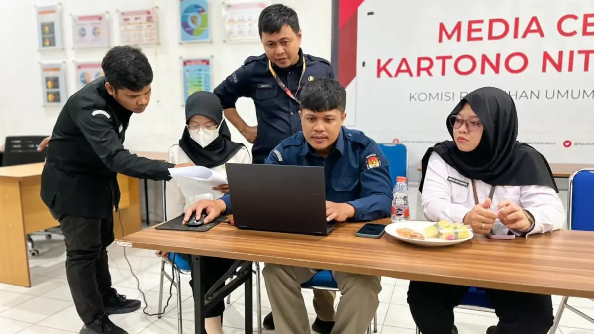 PENCOCOKAN DATA: Petugas KPU Tarakan melakukan pencocokan data pemilih. (KPU TARAKAN UNTUK HRK)