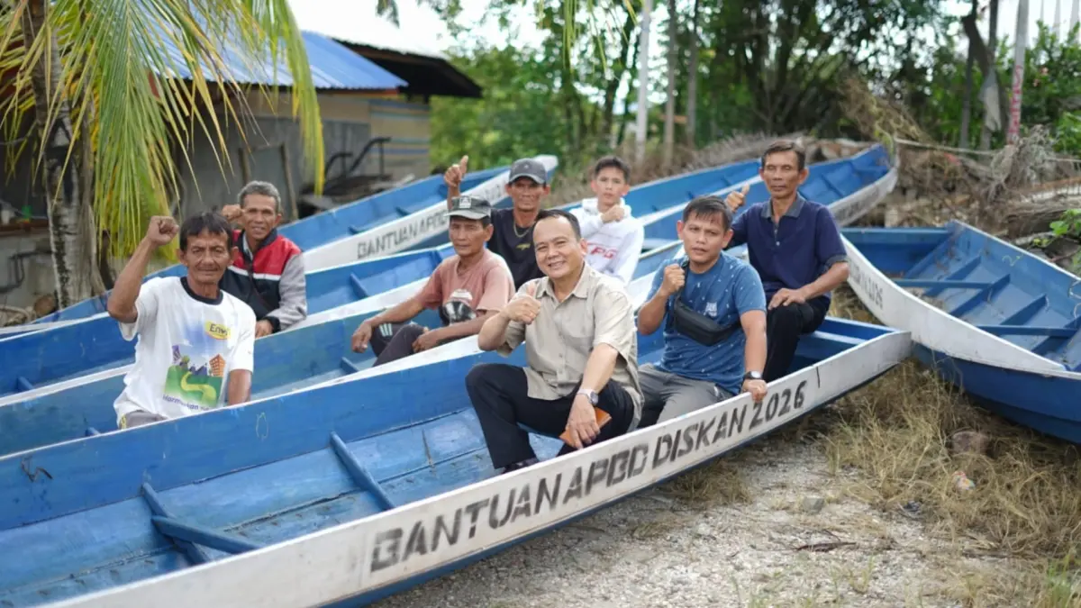 PERHATIAN PEMDA: Wakil Bupati Bulungan Kilat usai menyerahkan bantuan perahu kayu berukuran 7 meter untuk kelompok nelayan. (PEMKAB BULUNGAN)