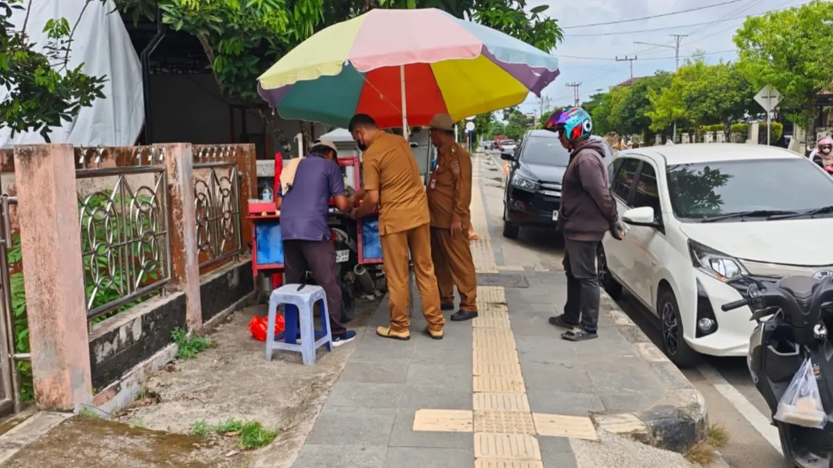 TERTIBKAN TROTOAR: Kegiatan sosialisasi Perda Ketertiban Umum di Kelurahan Gayam yang menyasar 83 warga terkait larangan alih fungsi fasilitas umum. (KELURAHAN GAYAM UNTUK BERAU POST)