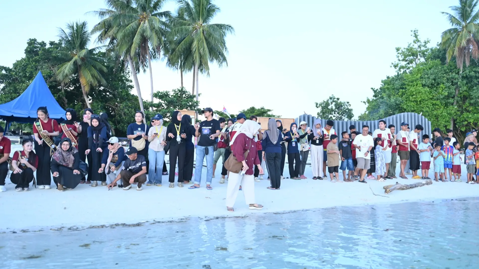 BERSAMA PESERTA: Tim Mata Sanggam Production bersama peserta M2F 2026 melepas tukik ke laut Maratua, Sabtu (4/7/2026). (MATA SANGGAM UNTUK BERAU POST)
