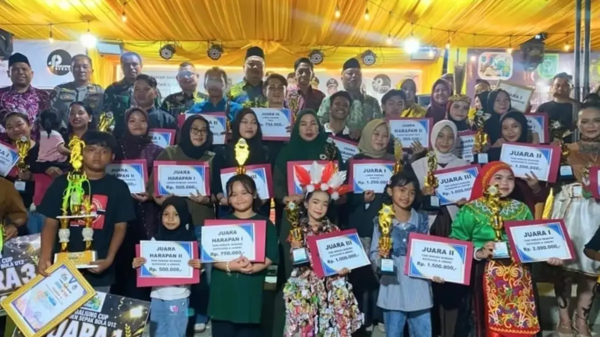DITUTUP: Wakil Bupati Berau, Gamalis, saat menutup Festival Abutta Banua 2026 Sabtu (4/7) malam. (ARTA KUSUMA YUNANDA/BP)