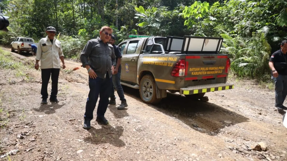 KUNJUNGAN KERJA: Wagub Kaltara, Ingkong Ala, meninjau ruas jalan perbatasan di KM 95 Kaltim-Kaltara belum lama ini. (DKISP KALTARA)