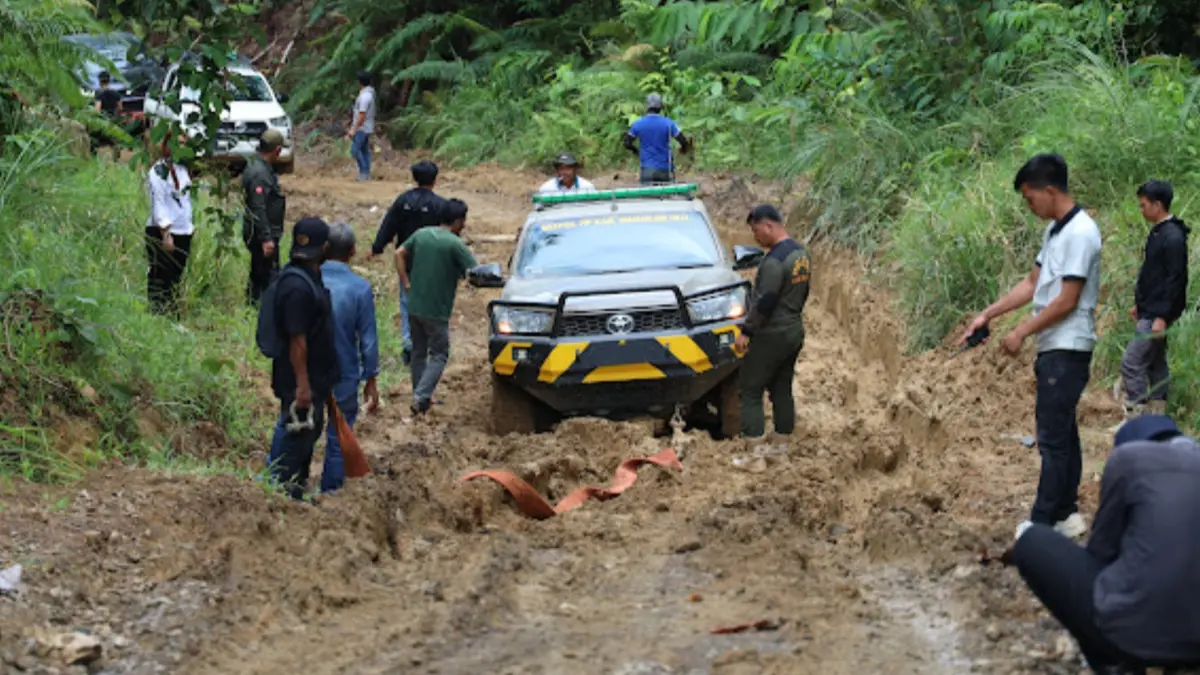 RUSAK PARAH: Perjalanan menuju lokasi tidak mudah melewati jalan berlumpur, tanjakan curam, dan sejumlah ruas yang mengalami kerusakan cukup parah. (PEMPROV KALTARA)
