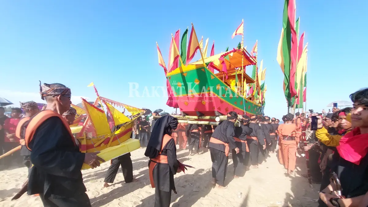 SEBELUM PELARUNGAN: Penurunan Padaw Tuju Dulung di Pantai Rau Intan pada perayaan puncak Iraw Tengkayu, Minggu (5/7). (SEPTIAN ASMADI/HRK)