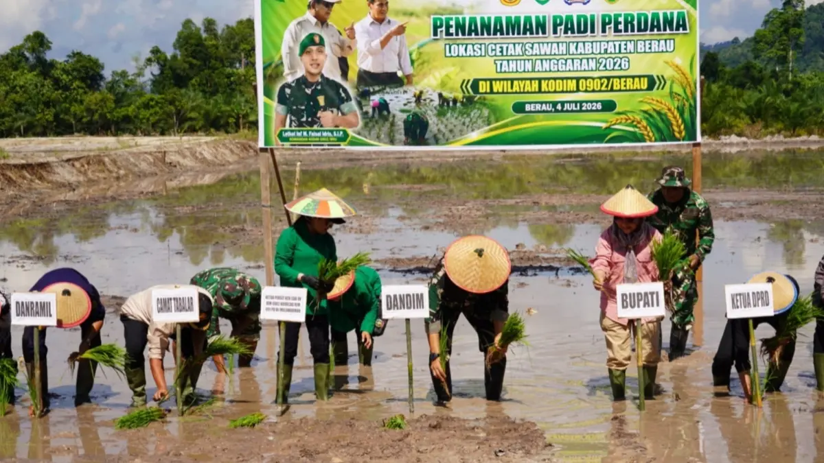 KETAHANAN PANGAN: Dandim 0902/Berau Letkol Inf. M. Faisal Idris bersama dengan stekholder saat melakukan penanaman perdana di Kampung Semurut beberapa waktu lalu. (ARTA KUSUMA YUNANDA/BP)