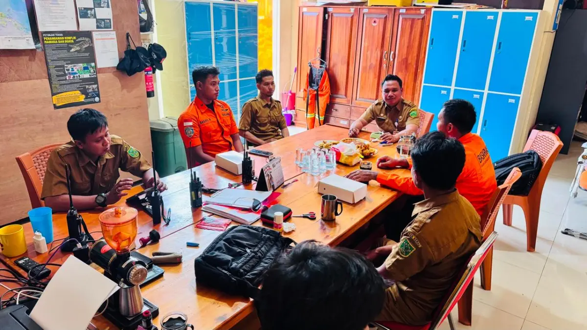 KOORDINASI: Jajaran BPBD Berau bersama stakeholder terkait saat melakukan koordinasi perihal penanganan buaya, beberapa waktu lalu. (ARTA KUSUMA YUNANDA)