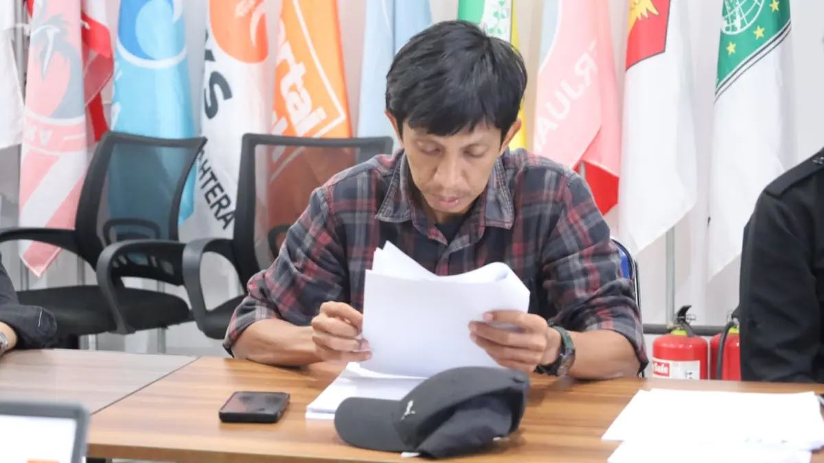 PEMUTAKHIRAN DATA: Komisioner KPU Tarakan Asriadi melakukan verifikasi administrasi data yang diperbaharui oleh partai politik. (KPU TARAKAN UNTUK HRK)