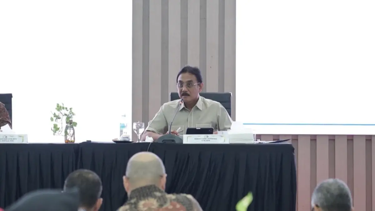 HARMONISASI REGULASI: Sekjen ATR/BPN, Dalu Agung Darmawan, memaparkan urgensi penyusunan RUU Administrasi Pertanahan dalam FGD bersama Komisi II DPR RI, sebagai langkah strategis menciptakan sistem pertanahan nasional yang terpadu, berkepastian hukum, dan solutif.