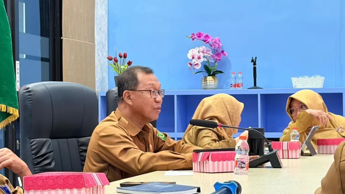 DISKUSI DAN EVALUASI: Jajaran Diskominfo Berau saat melaksanakan Forum Konsultasi Publik Tahun 2026 yang digelar di Ruang Rapat Diskominfo Berau, Selasa (7/7). (ARTA KUSUMA YUNANDA/BP)