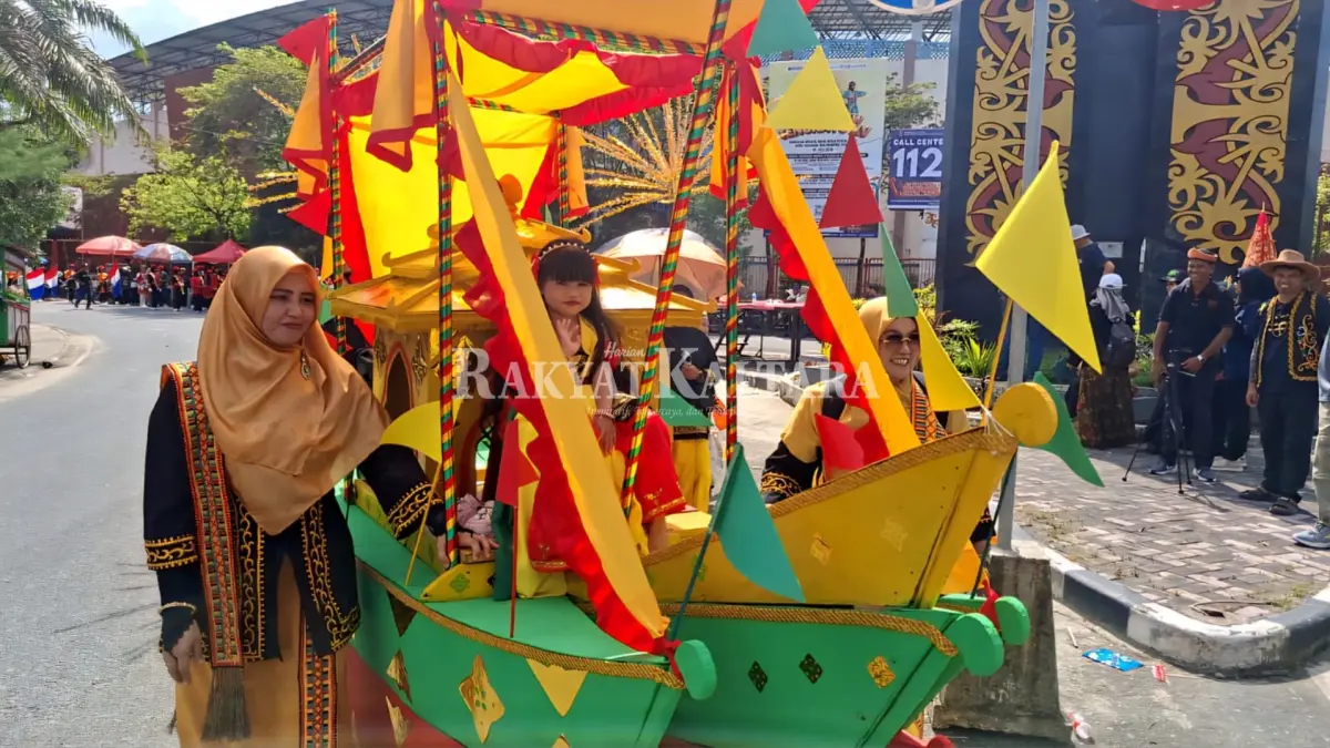 FESTIVAL BUDAYA: Warga Tarakan memeriahkan pawai budaya dalam rangkaian Festival Iraw Tengkayu. (SEPTIAN ASMADI/HRK)