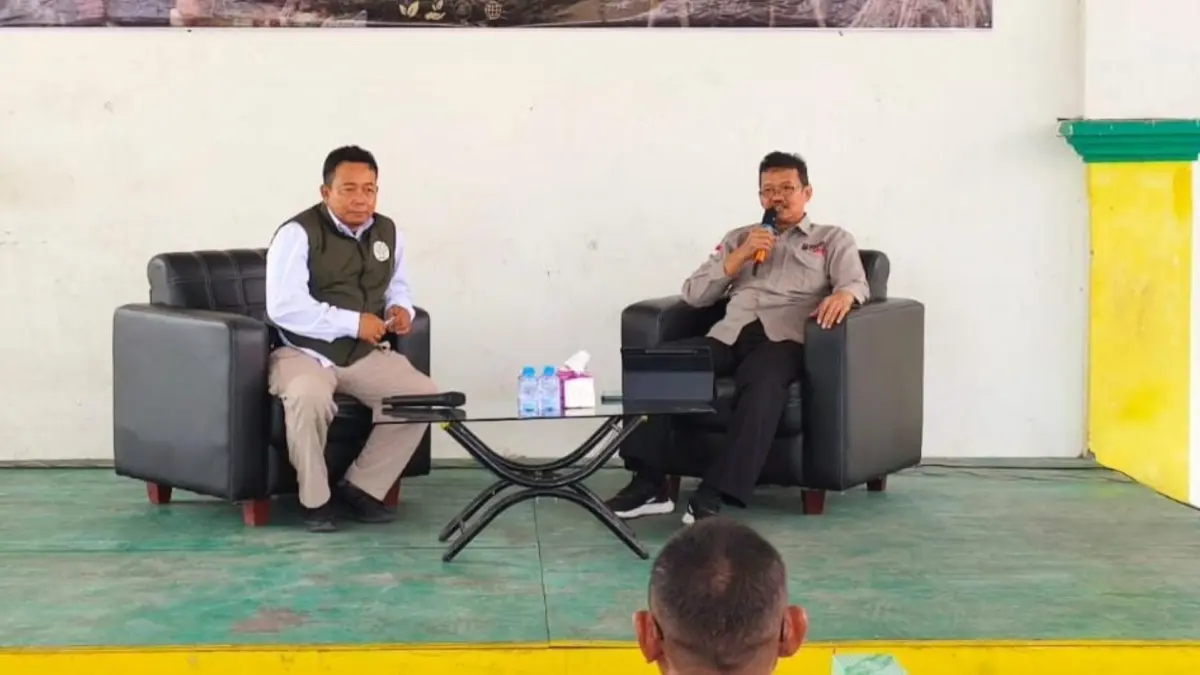 Kepala Kesatuan Pengelolaan Hutan Produksi (KPHP) Berau Barat, Azhar Rudiyanto (kanan). (SENO/BP)