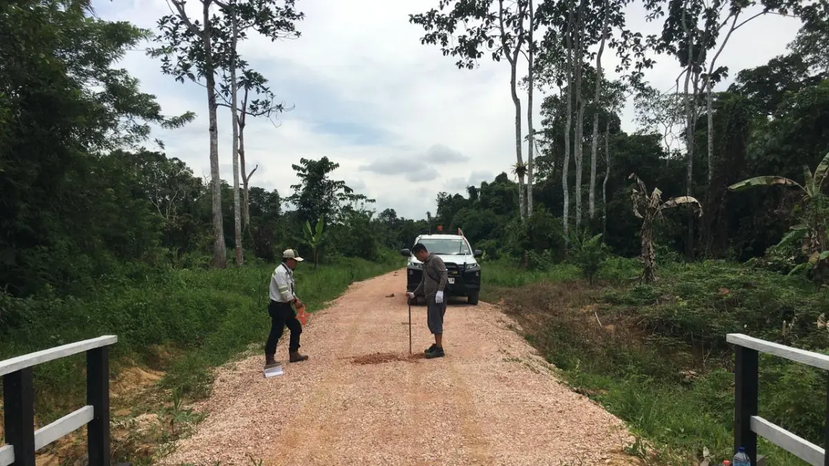 PERMUDAH PETANI: PT Berau Coal telah membangun jalan usaha tani sepanjang 750 meter di RT 7 Kampung Gurimbang, Kecamatan Sambaliung. (SENO/BP)