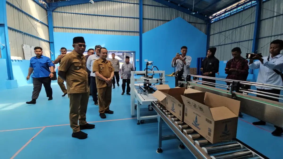 PRODUK AIR MINUM: Bupati Bulungan Syarwani meninjau pengolahan produksi massal Air Minum Dalam Kemasan bermerek Kayanku. (PEMKAB BULUNGAN)