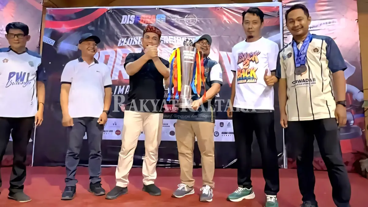 SUKSES DIGELAR: PB Porwada II Kaltara serahkan piala bergilir ke kontingen PWI Tarakan usai menjadi juara umum. (SEPTIAN ASMADI/HRK)