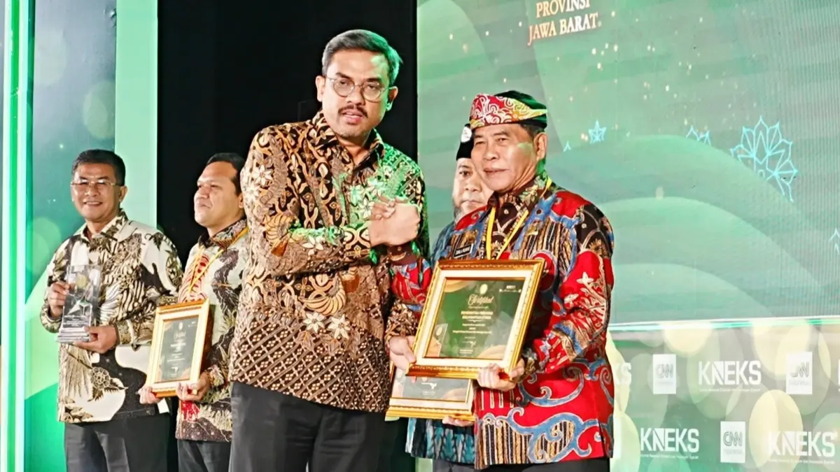 PRESTASI NASIONAL: Gubernur Kaltara, Zainal A Paliwang, menerima penghargaan kategori Literasi Ekonomi dan Keuangan Syariah serta The New Emerging Sharia Economic Region pada Anugerah Adinata Syariah 2026 di Auditorium Bank Mega, Senin (6/7). (DKISP KALTARA)