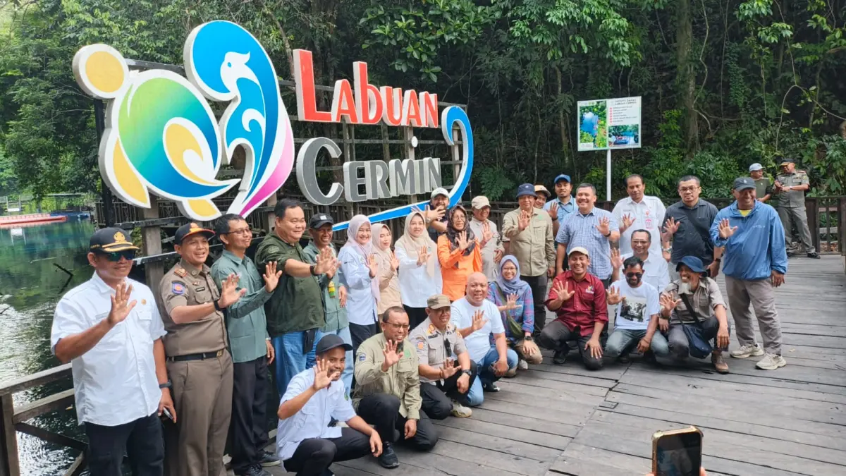 VERIFIKASI GEOSITE: Tim verifikasi nasional meninjau Labuan Cermin, Kabupaten Berau, dalam rangka penilaian Geopark Sangkulirang Mangkalihat menuju status Geopark Nasional, guna memastikan keunikan geologi dan potensi wisata berkelanjutan tetap terjaga.