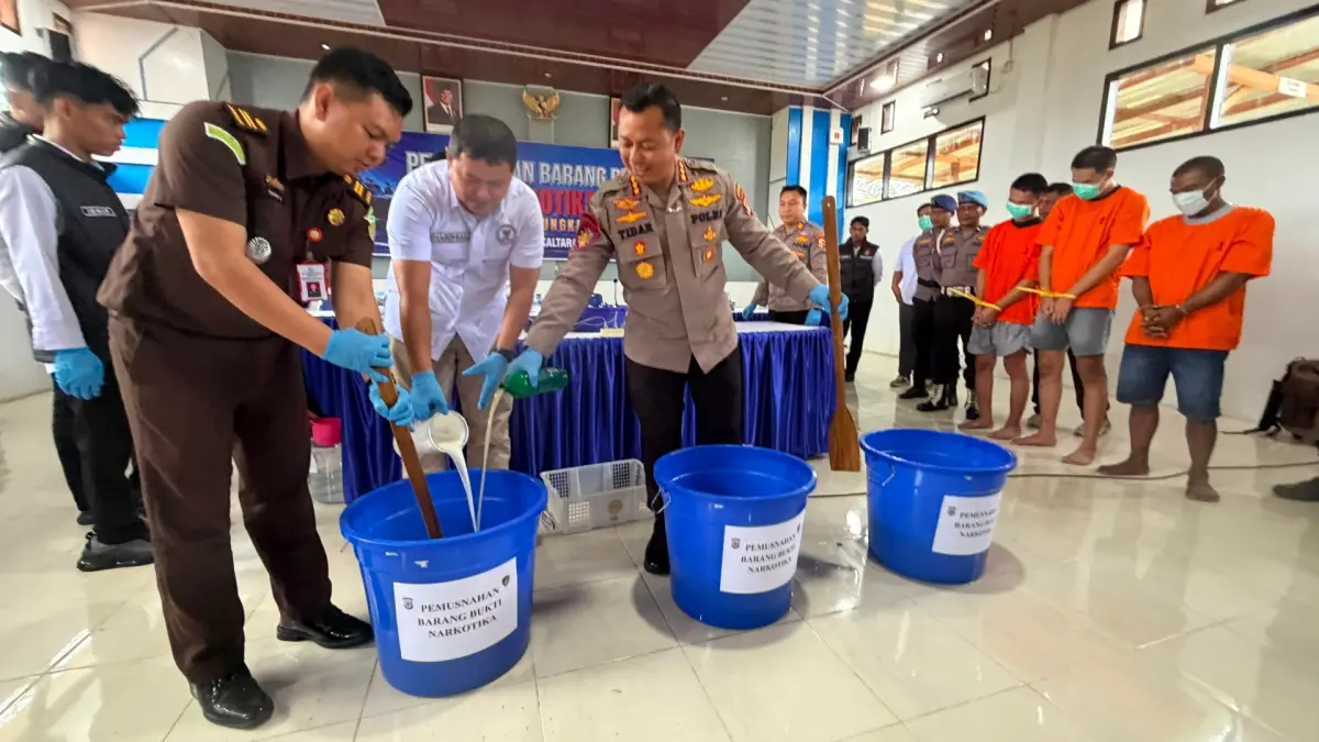 DISAKSIKAN TERSANGKA: Lebih 3 kg narkotika jenis sabu dimusnahkan dan disaksikan tersangka, Rabu (8/7). (SEPTIAN ASMADI/HRK)