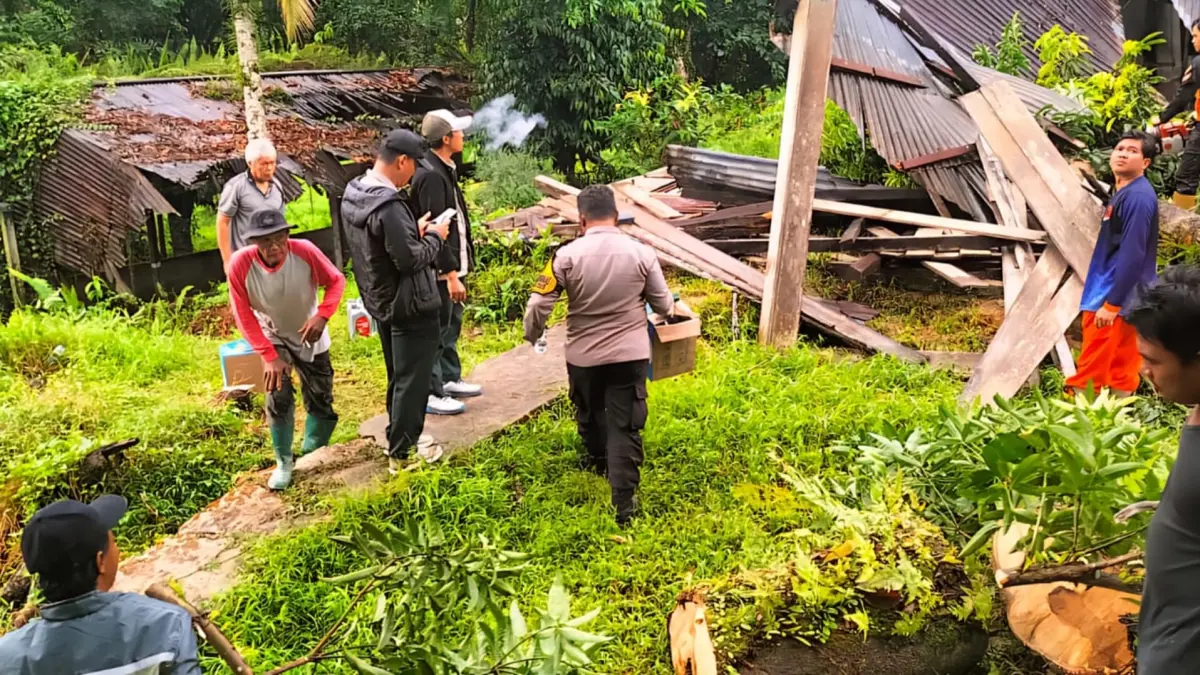 LONGSOR: Bencana longsor terjadi di Kelurahan Karang Balik belum lama ini. (HRK)