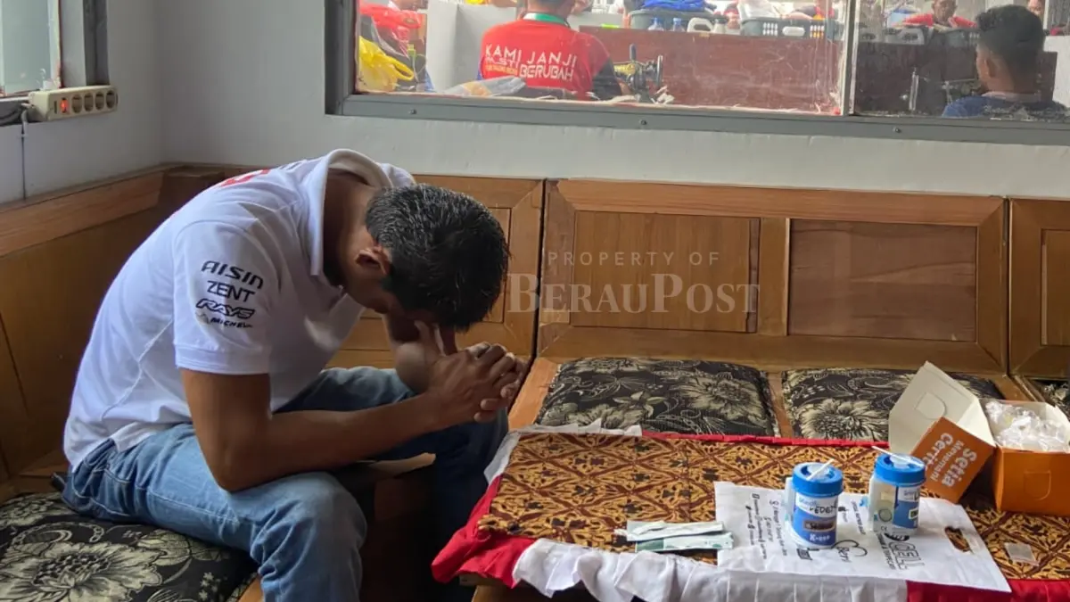 MANKAN: Pelaku DM (baju putih) yang tertunduk saat kedapatan membawa sabu-sabu ke dalam rutan. (ARTA KUSUMA YUNANDA/BP)