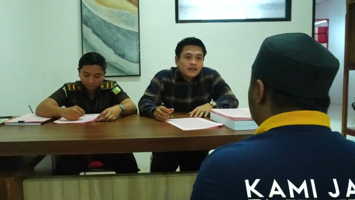 NARKOBA: JPU Kejari Berau, Eddy F. Wiranata saat menerima tahap II perkara narkotika 10 Kg dari penyidik Satresnarkoba Polres Berau, Kamis (9/7).&nbsp;