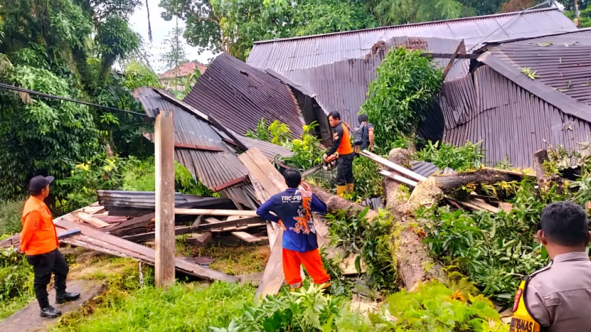 POHON TUMBANG: Tim gabungan saat membersihkan sisa longsor di Kelurahan Karang Balik, Tarakan Barat. (SEPTIAN ASMADI/HRK)