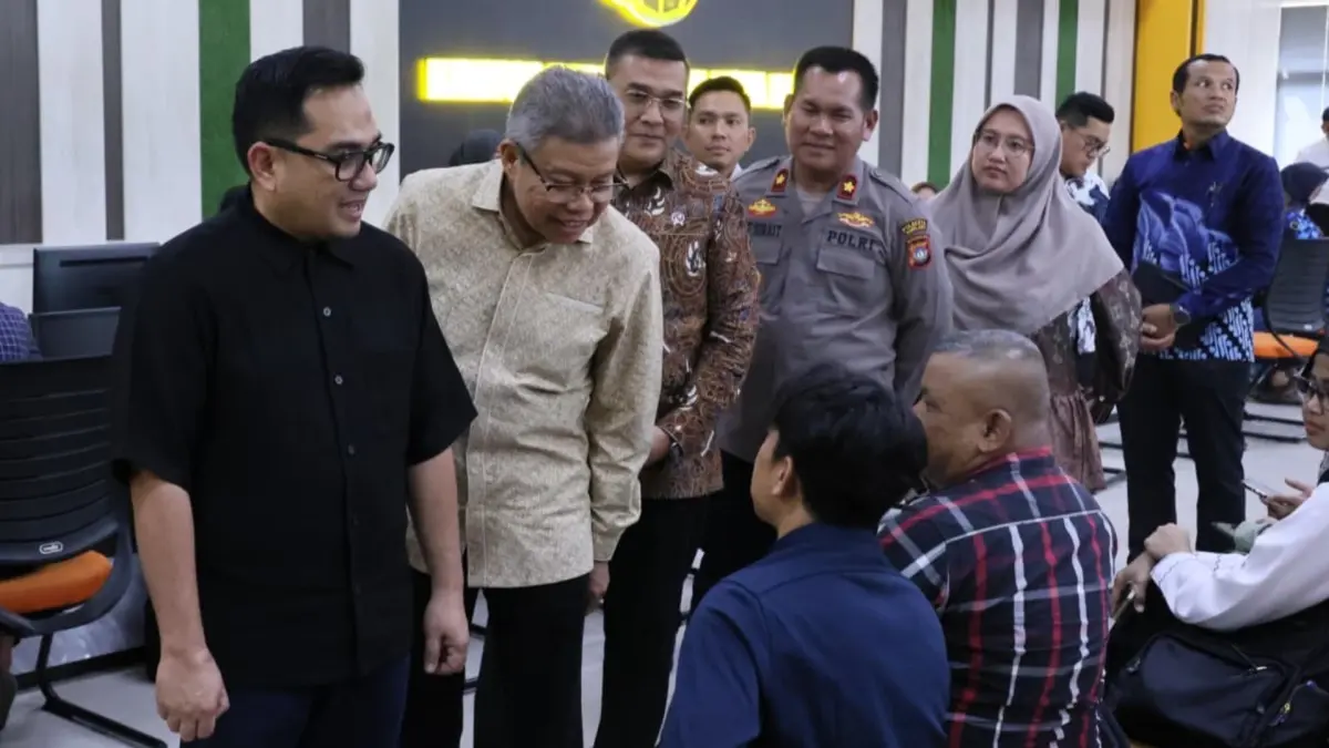 TINJAU PELAYANAN: Wamen ATR/Waka BPN, Ossy Dermawan, bersama Komisi II DPR RI meninjau efektivitas layanan di Kantah Kota Batam serta menyerahkan sertipikat hasil PTSL kepada warga Kampung Tua Batu Besar guna memberikan kepastian hukum atas tanah masyarakat.
