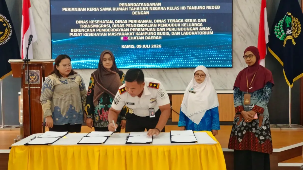 KERJA SAMA: Penandatanganan perjanjian kerja sama Rutan Kelas IIB Tanjung Redeb bersama sejumlah OPD untuk memperkuat pembinaan dan pemenuhan hak warga binaan, Kamis (9/7). (IZZA/BP)