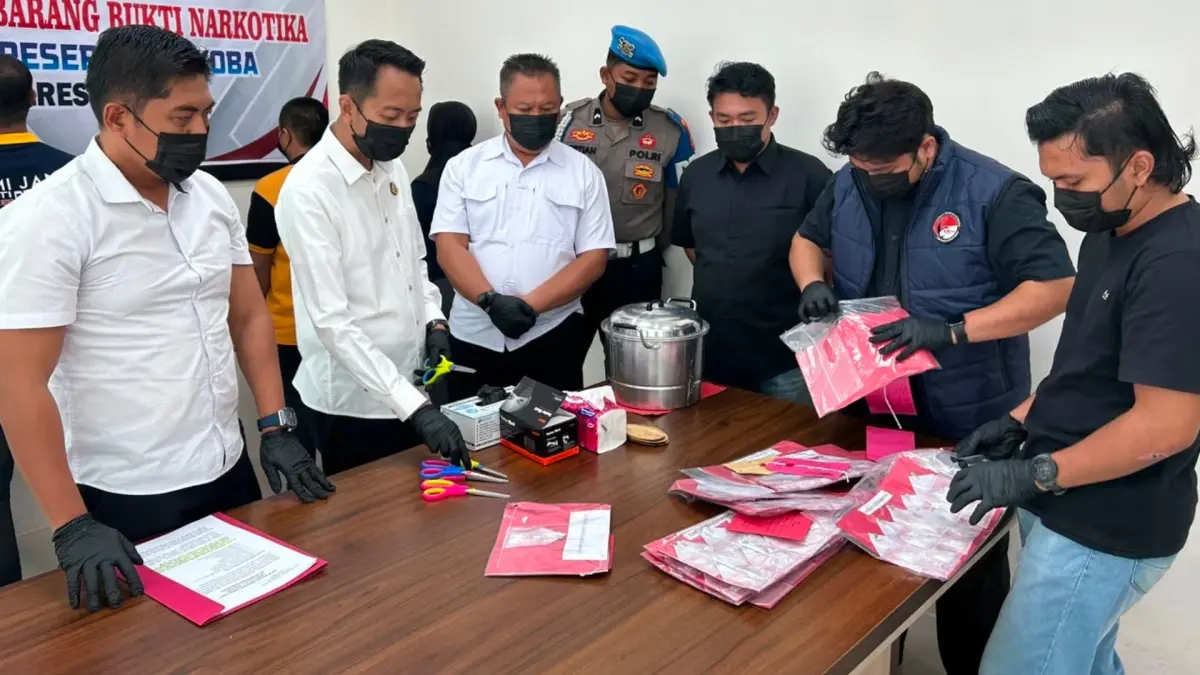 PEMUSNAHAN: Polres Berau melakukan pemusnahan sabu hasil tangkapan. (ARTA KUSUMA YUNANDA/BP)