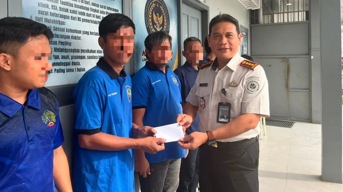 PREMI: Kepala Lapas Kelas II A Tarakan, Jupri beri premi ke warga binaan sesuai kegiatan kerja produksi, Kamis (9/7). (LAPAS KELAS II A TARAKAN UNTUK HRK)