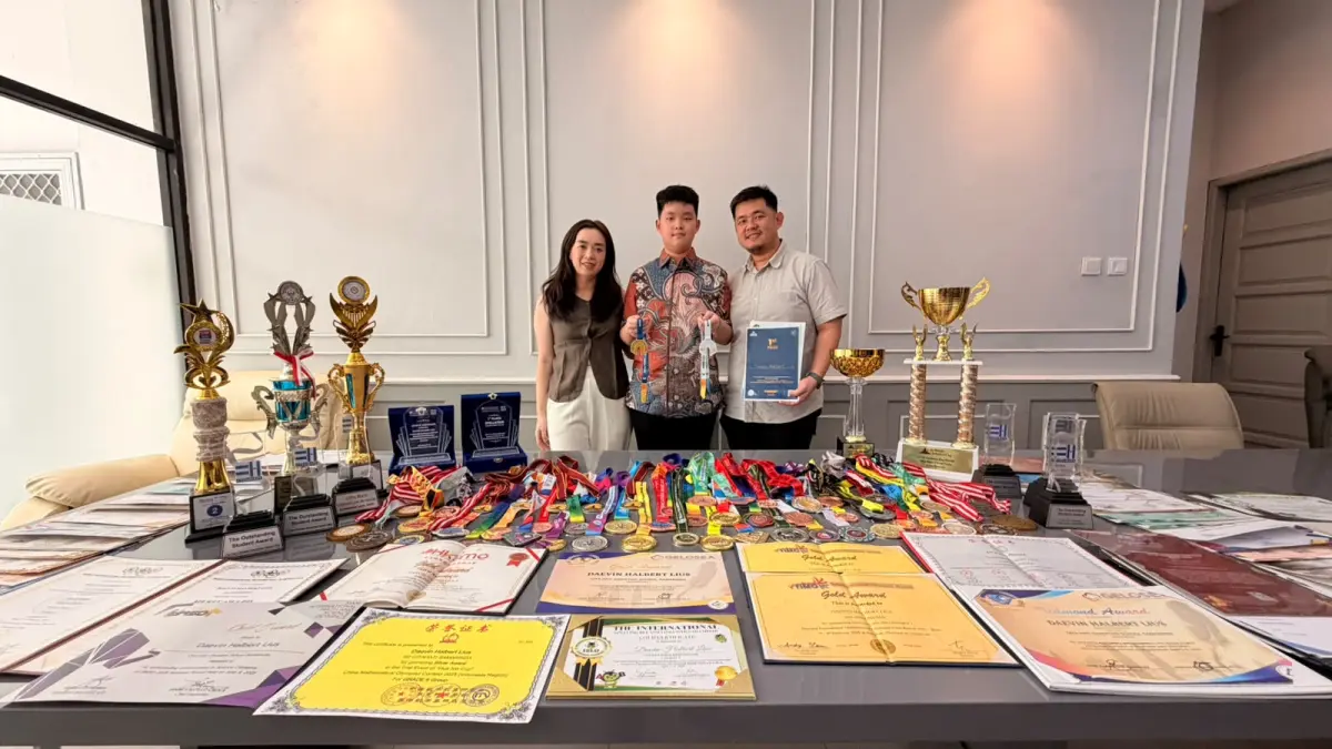 TAK PERNAH PUAS: Daevin bersama kedua orangtuanya. Meski sudah meraih banyak prestasi, namun Dia tak mau langsung berpuas diri dan terus mengikuti sejumlah kejuaraan yang ada, baik di tingkat nasional hingga internasional