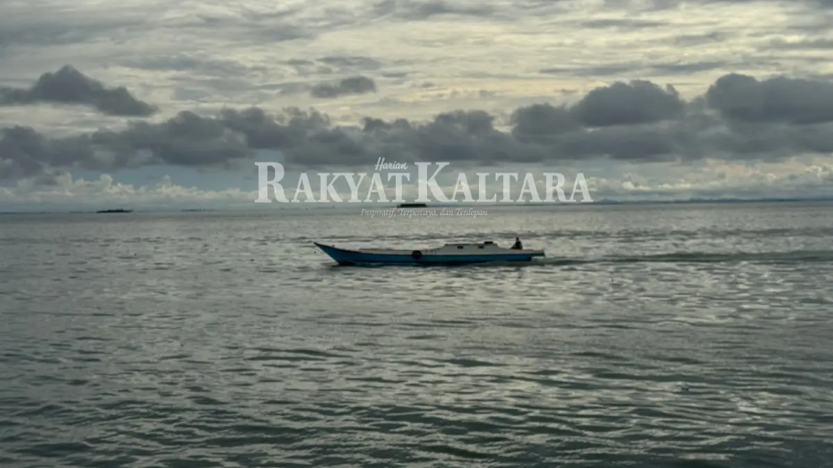 WASPADA: Warga yang beraktivitas di perairan Kaltara diharap waspadai gelombang tinggi. (HRK)

