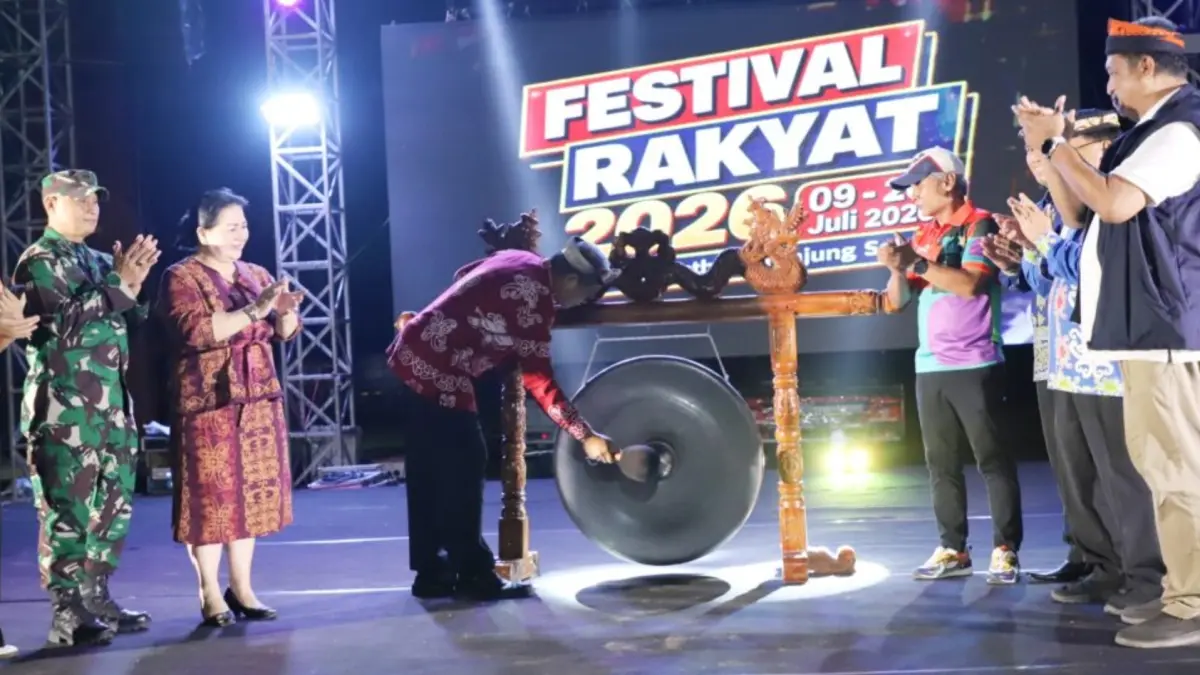 RESMI DIBUKA: Asisten Perekonomian dan Pembangunan Setdaprov Kaltara, Sapii membuka gelaran Festival Rakyat Kaltara 2026. (DKISP KALTARA)