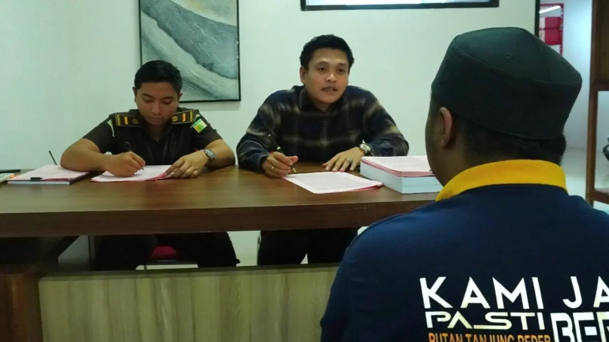 PELIMPAHAN TAHAP II: JPU Kejari Berau, Eddy F. Wiranata saat menerima tahap II perkara narkotika 10 Kg dari penyidik Satresnarkoba Polres Berau, Kamis (9/7). (SENO/BP)