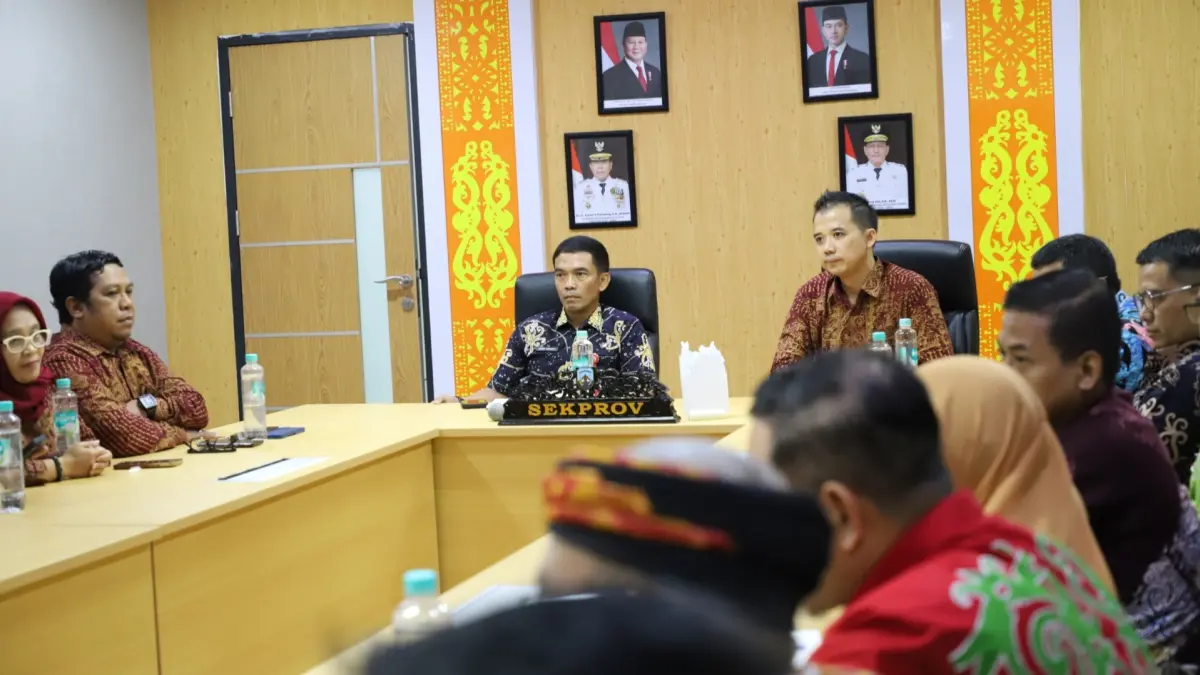 AUDIENSI: Sekprov Kaltara, Denny Harianto, beraudiensi dengan perwakilan Kemdiktisaintek bersama jajaran SMA Unggul Garuda Bulungan di Ruang Rapat Sekprov, Kantor Gubernur Kaltara, Jumat (10/7) lalu. (DKISP KALTARA)