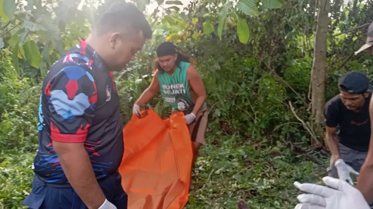BUNUH DIRI: Tim gabungan saat melakukan evakuasi korban gantung diri. (ARTA KUSUMA YUNANDA/BP)