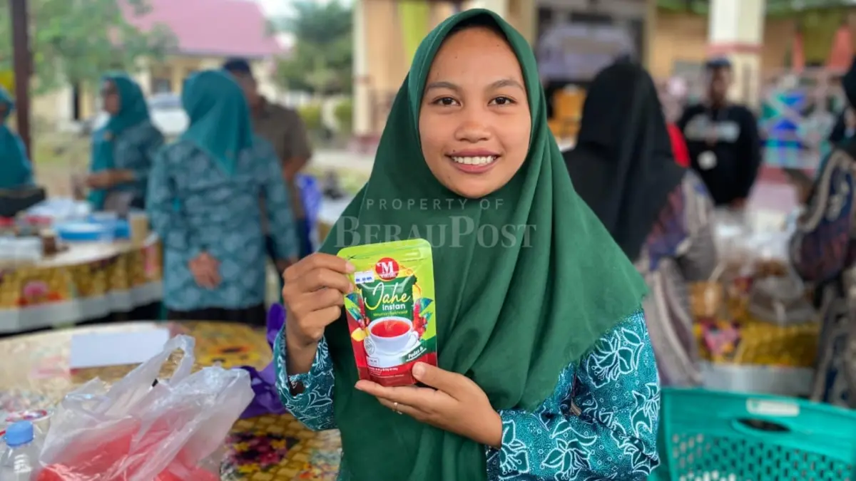 DUKUNG PRODUK LOKAL: Salah seorang pelaku UMKM saat menunjukkan produk olahannya. (SENO/BP)