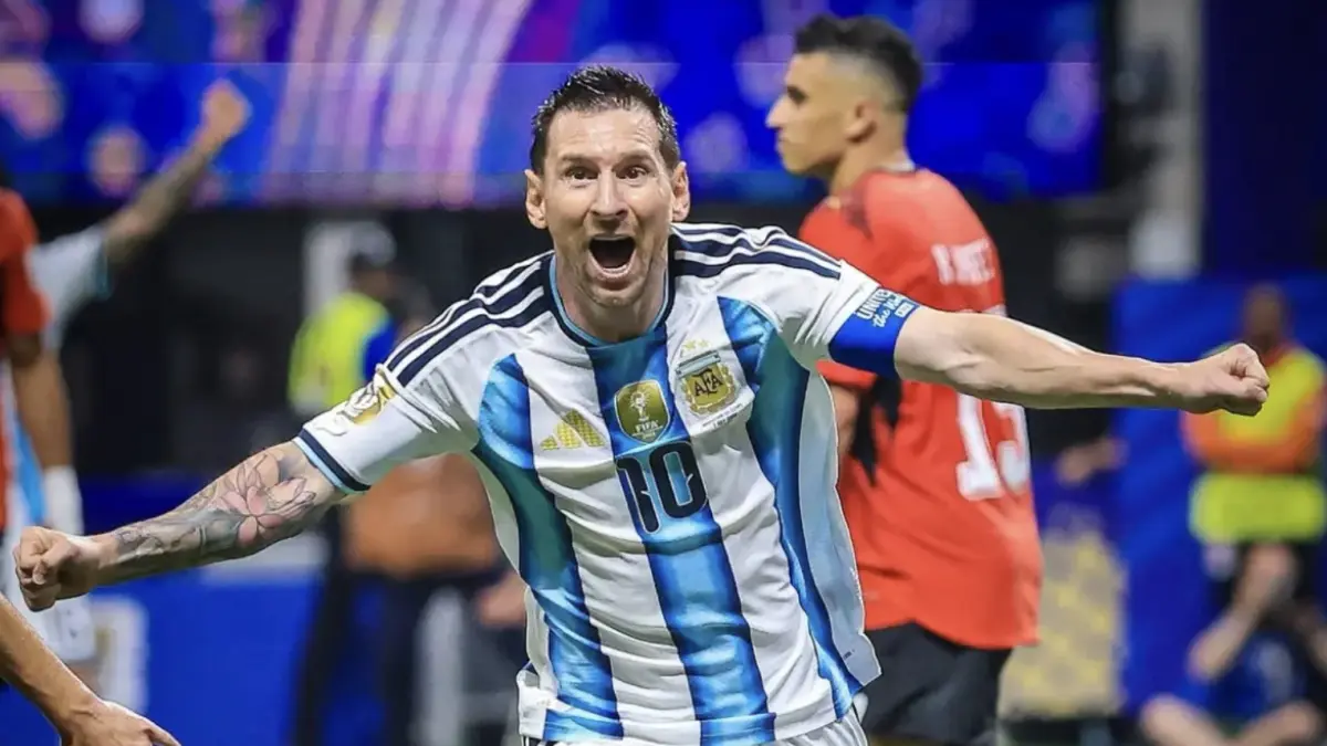 Lionel Messi setelah cetak gol ke gawang Mesir. (IG: @afaseleccionen)