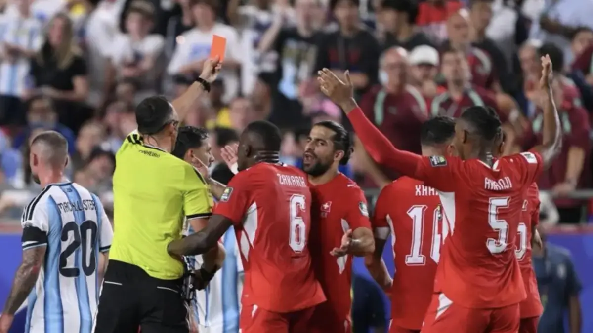 Penyerang Swiss, Breel Embolo, diganjar kartu merah saat melawan Argentina. (FIFA)