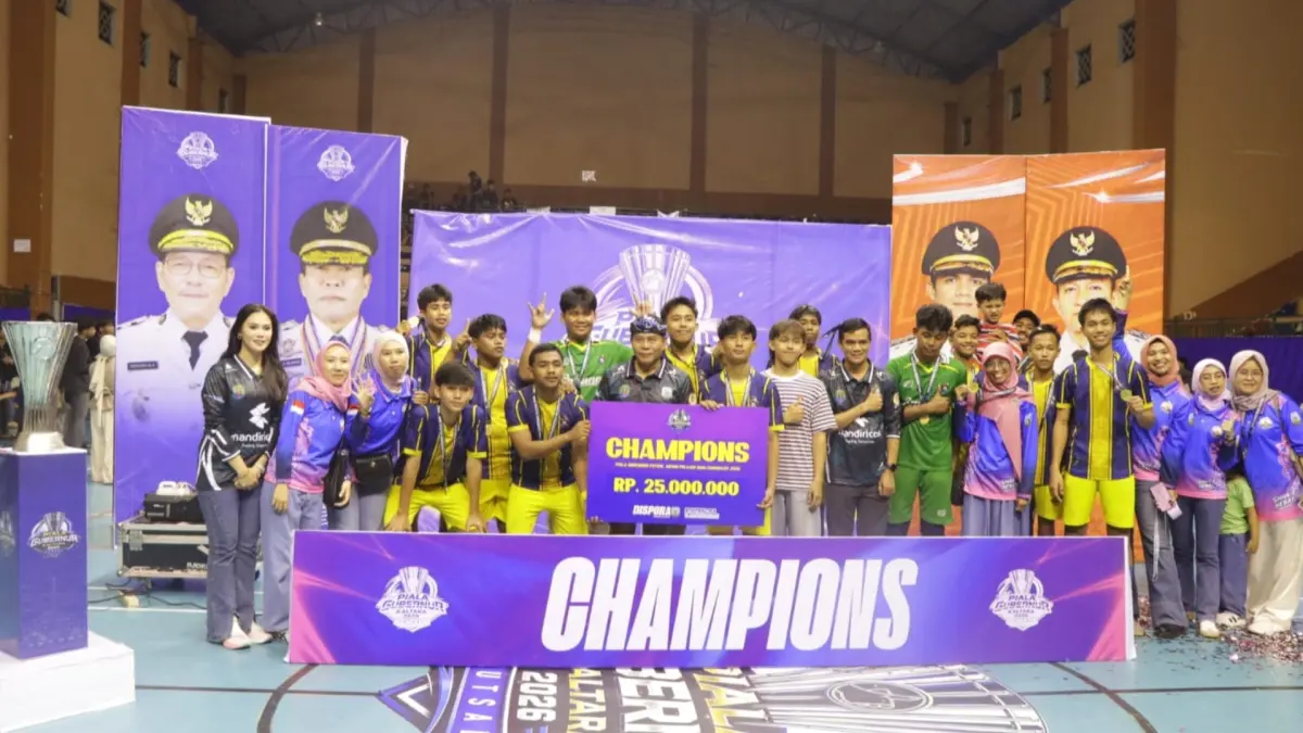 PIALA GUBERNUR: Gubernur Kaltara, Zainal A. Paliwang, menutup Turnamen Futsal Tingkat Pelajar SMA/SMK/MA se-Kaltara yang memperebutkan Piala Gubernur Tahun 2026 di Gedung GOR Kabupaten Nunukan, Sabtu (11/7) malam. (DKISP KALTARA)