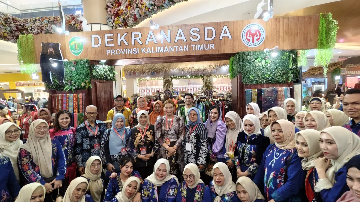 PIKAT PERHATIAN: Ragam kriya dan wastra dari Kabupaten Berau yang tampil pada Expo Dekranasda di Makassar mencuri banyak perhatian dari pengunjung. (SENO/BP)