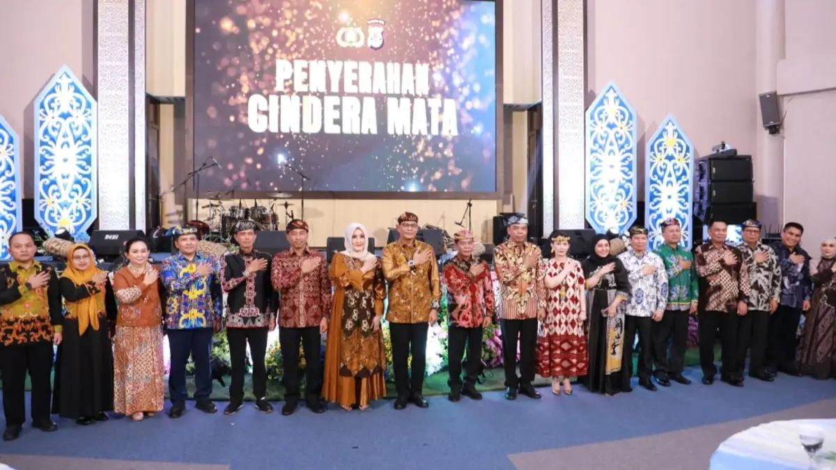 SINERGITAS: Gubernur Kaltara, Zainal A. Paliwang, menghadiri serah terima jabatan Kapolda Kaltara dari Irjen Pol. Djati Wiyoto Abadhy, S.I.K. kepada Irjen Pol. Agus Wijayanto, S.H., S.I.K., M.H. (DKISP KALTARA)
